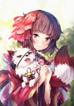  animal bangs bell blunt_bangs brown_hair commentary eyebrows_visible_through_hair fish_hair_ornament fox hair_ornament hands_together highres holding japanese_clothes jingle_bell kagura_(onmyoji) kimono kohaku_(onmyoji) looking_at_viewer nakatokung onmyoji red_eyes short_hair smile upper_body 