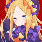  abigail_williams_(fate/grand_order) bangs black_hat blonde_hair blue_eyes blush bow closed_mouth commentary_request diagonal-striped_background diagonal_stripes dress eyebrows_visible_through_hair fate/grand_order fate_(series) forehead hair_bow hat head_tilt hiroshi_(jasinloki) long_hair long_sleeves looking_at_viewer orange_bow parted_bangs polka_dot polka_dot_bow purple_bow purple_dress red_background sleeves_past_wrists smile solo striped striped_background 