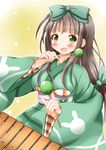  :d apron bangs blunt_bangs bow breasts brown_hair commentary_request eyebrows_visible_through_hair flower gochuumon_wa_usagi_desu_ka? green_bow green_eyes green_kimono hair_bow hair_flower hair_ornament highres holding instrument japanese_clothes kimono large_breasts long_hair long_sleeves music obi open_mouth playing_instrument sash smile solo ujimatsu_chiya white_apron wide_sleeves xylophone yellow_background zenon_(for_achieve) 