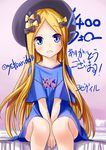  :d abigail_williams_(fate/grand_order) alternate_costume ayatsuri-doll bangs between_legs black_bow black_hat blonde_hair blue_eyes blue_shirt blush bow commentary_request eyebrows_visible_through_hair fate/grand_order fate_(series) followers hair_bow hand_between_legs hat head_tilt highres long_hair looking_at_viewer on_bed open_mouth parted_bangs shirt short_sleeves signature sitting sitting_on_bed smile solo t-shirt tissue_box translation_request twitter_username very_long_hair yellow_bow 