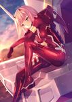  blurry blurry_background bodysuit craytm darling_in_the_franxx eyebrows_visible_through_hair green_eyes hairband highres horns long_hair looking_at_viewer pilot_suit red_bodysuit sitting skin_tight smile solo sunset white_hairband zero_two_(darling_in_the_franxx) 