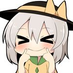  &gt;_&lt; black_hat blush bow chibi collared_shirt eyebrows_visible_through_hair hat hat_bow komeiji_koishi shirt short_hair simple_background smile touhou twumi white_background white_hair yellow_shirt 