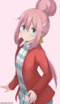  alternate_hairstyle banned_artist commentary_request hair_bun kagamihara_nadeshiko pink_background pink_hair simple_background smile solo tasora yurucamp 