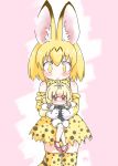  animal_ears bare_legs bare_shoulders blonde_hair blush bow bowtie carrying dress_shoes elbow_gloves eyebrows_visible_through_hair full-face_blush gloves hair_bow highres kemono_friends long_sleeves multicolored_hair multiple_girls puffy_sleeves serval_(kemono_friends) serval_ears serval_print serval_tail short_hair silky_anteater_(kemono_friends) skirt tail thighhighs uho_(uhoyoshi-o) vest 