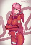  bangs bodysuit breasts commentary crossed_arms darling_in_the_franxx eyebrows_visible_through_hair green_eyes hair_over_breasts hairband highres hips horns long_hair medium_breasts orange_bodysuit pilot_suit pink_hair red_bodysuit scalpelarts skin_tight smile solo straight_hair white_hairband zero_two_(darling_in_the_franxx) 