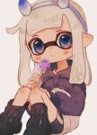  1girl black_footwear blue_eyes blue_hairband closed_mouth commentary full_body grey_hair hairband highres inkling inkling_girl long_hair ochocho2828 pointy_ears shoes simple_background sitting solo splatoon_(series) splatoon_3 tentacle_hair white_background 