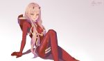  arm_support bangs bodysuit darling_in_the_franxx dated eyeshadow green_eyes grey_background hairband highres horns knee_up long_hair looking_at_viewer makeup parted_lips pilot_suit pink_hair reclining red_bodysuit signature smile solo tea_sly zero_two_(darling_in_the_franxx) 