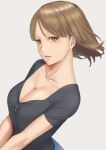  black_shirt breasts brown_eyes cleavage commentary_request eyebrows_visible_through_hair grey_background highres large_breasts light_brown_hair looking_at_viewer original ranma_(kamenrideroz) shiny shiny_hair shirt short_hair short_sleeves simple_background solo upper_body v_arms 