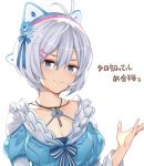  :3 antenna_hair blue_eyes bow breasts cleavage commentary dennou_shoujo_youtuber_shiro dress flower hair_between_eyes hair_bow hair_flower hair_ornament hairclip hana_mori hand_up looking_at_viewer medium_breasts shiro_(dennou_shoujo_youtuber_shiro) short_hair silver_hair simple_background solo upper_body white_background 