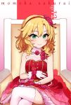  bangs blonde_hair chair character_age character_name commentary crossed_legs dress eyebrows_visible_through_hair flower gloves green_eyes hair_flower hair_ornament hairband idolmaster idolmaster_cinderella_girls idolmaster_cinderella_girls_starlight_stage looking_at_viewer medium_hair omaru_gyuunyuu red_dress sakurai_momoka simple_background sitting sleeveless sleeveless_dress smile solo thighhighs wavy_hair white_gloves white_legwear 