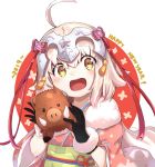  1girl :d ahoge alternate_costume bangs black black_gloves blonde_hair blush boar bow capelet commentary_request eyebrows_visible_through_hair fate/grand_order fate_(series) gloves hair_between_eyes hair_ornament happy happy_new_year headpiece highres holding holding_stuffed_animal image_sample japanese_clothes jeanne_d&#039;arc jeanne_d&#039;arc_(fate) jeanne_d&#039;arc_(fate)_(all) jeanne_d&#039;arc_alter_santa_lily kimono looking_at_viewer mouth new_year open_mouth pink_bow ranf red_ribbon ribbon short_hair sidelocks simple_background smile solo stuffed_animal stuffed_toy tusks twitter_sample white_background white_capelet yellow_eyes younger 