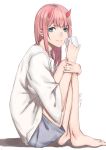  absurdres aqua_eyes bangs blue_shorts commentary_request cup darling_in_the_franxx eyebrows_visible_through_hair highres holding holding_cup horns leg_hug liudaohai6001 long_hair looking_at_viewer pink_hair red_horns shirt shorts simple_background solo white_shirt zero_two_(darling_in_the_franxx) 