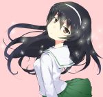  bangs black_hair blouse brown_eyes closed_mouth eyebrows_visible_through_hair from_side gedou_(ge_ge_gedou) girls_und_panzer green_skirt hairband head_tilt light_frown long_hair long_sleeves looking_at_viewer looking_back ooarai_school_uniform pink_background pleated_skirt reizei_mako school_uniform serafuku simple_background skirt solo sparkle standing upper_body white_blouse white_hairband 