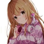  bangs blurry blurry_background blush brown_eyes character_name closed_mouth commentary depth_of_field eyebrows_visible_through_hair hair_between_eyes hand_on_headphones hand_up head_tilt headphones headphones_around_neck highres hood hood_down hoodie ienaga_mugi light_brown_hair long_hair long_sleeves looking_at_viewer looking_to_the_side nijisanji simple_background smile solo striped_hoodie taiyaki_(astre) very_long_hair virtual_youtuber white_background 