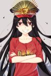  bangs black_hair black_hat breasts clothes_writing collarbone commentary crossed_arms eyebrows_visible_through_hair family_crest fate/grand_order fate_(series) grey_background grin hair_between_eyes hat highres koha-ace long_hair looking_at_viewer military_hat oda_nobunaga_(fate) oda_uri peaked_cap red_eyes red_shirt shaded_face shadow shirt short_sleeves small_breasts smile solo sutei_(xfzdarkt) v-shaped_eyebrows very_long_hair 