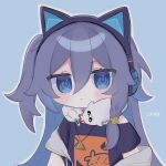  1girl :&lt; animal_ear_headphones animal_ears black_shirt blue_background blue_eyes blue_hair blush_stickers chibi closed_mouth commentary_request fake_animal_ears fu_hua grey_hair hair_between_eyes headphones highres honkai_(series) honkai_impact_3rd jingwei_(bird) long_hair looking_at_viewer multicolored_hair off_shoulder one_side_up outline shirt short_sleeves simple_background solo translation_request two-tone_hair upper_body very_long_hair white_outline xtx_mercury 