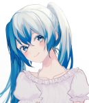  bangs blue_eyes blue_hair blush closed_mouth hair_between_eyes hatsune_miku head_tilt highres long_hair looking_at_viewer p2_(uxjzz) puffy_short_sleeves puffy_sleeves short_sleeves simple_background smile solo twintails upper_body vocaloid white_background 