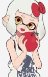  apple bangs basketball_jersey blunt_bangs bow brown_eyes closed_mouth commentary domino_mask food fruit gomi_(kaiwaresan44) grey_hair hair_bow head_tilt holding holding_food inkling inkling_(language) looking_at_viewer mask pointy_ears print_shirt red_bow shirt short_hair simple_background smile solo splatoon_(series) splatoon_2 standing symbol_commentary tentacle_hair upper_body white_background white_shirt 