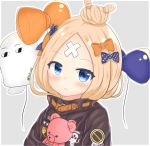  abigail_williams_(fate/grand_order) balloon bangs black_bow black_jacket blonde_hair blue_eyes blush bow closed_mouth commentary_request crossed_bandaids eyebrows_visible_through_hair fate/grand_order fate_(series) grey_background hair_bow hair_bun heroic_spirit_traveling_outfit highres jacket liuliu long_hair long_sleeves looking_at_viewer medjed object_hug orange_bow outline parted_bangs polka_dot polka_dot_bow smile solo stuffed_animal stuffed_toy teddy_bear twitter_username white_outline 