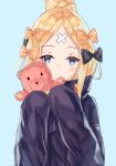  abigail_williams_(fate/grand_order) akaya_(pixiv20545353) bangs black_bow black_jacket blonde_hair blue_background blue_eyes blush bow closed_mouth commentary_request crossed_bandaids eyebrows_visible_through_hair fate/grand_order fate_(series) hair_bow hair_bun hands_up heroic_spirit_traveling_outfit highres holding holding_stuffed_animal jacket long_hair long_sleeves looking_at_viewer orange_bow parted_bangs polka_dot polka_dot_bow simple_background sleeves_past_fingers sleeves_past_wrists solo stuffed_animal stuffed_toy teddy_bear 