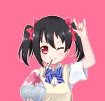  black_hair blush bow closed_mouth eyebrows_visible_through_hair hair_bow linda_b looking_at_viewer love_live! love_live!_school_idol_project one_eye_closed pink_background pink_bow pink_eyes shaved_ice short_sleeves simple_background smile solo spoon spoon_in_mouth upper_body yazawa_nico 