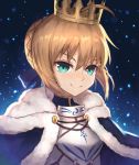  absurdres ahoge aqua_eyes armor artoria_pendragon_(all) bangs blonde_hair blue_background blue_cape blue_ribbon braid breastplate cape closed_mouth commentary_request crown eyebrows_visible_through_hair fate/grand_order fate_(series) fur-trimmed_cape fur_trim gradient gradient_background hair_ribbon highres light_particles masaki_(msk064) ribbon saber short_hair sidelocks smile solo upper_body 