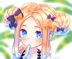  abigail_williams_(fate/grand_order) bangs bare_shoulders black_bow blonde_hair blue_eyes blurry blurry_background blush bow closed_mouth collarbone commentary depth_of_field double_bun emerald_float fate/grand_order fate_(series) food forehead hair_bow halter_top halterneck looking_at_viewer natsumii_chan orange_bow parted_bangs polka_dot polka_dot_bow popsicle portrait side_bun solo white_background 
