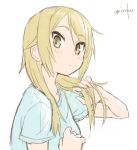  blonde_hair blue_shirt closed_mouth eyebrows_visible_through_hair from_side hair_over_shoulder ichii_yui long_hair looking_at_viewer messy_hair shirt short_sleeves signature simple_background solo umiroku upper_body white_background yellow_eyes yuyushiki 