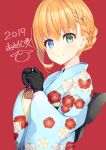  1girl 2019 ameshizuku_natsuki bangs black_gloves blonde_hair blue_eyes blue_kimono blush braid closed_mouth commentary_request eyebrows_visible_through_hair floral_print gloves green_eyes hair_between_eyes heterochromia holding japanese_clothes kimono long_sleeves looking_at_viewer looking_to_the_side original print_kimono red_background simple_background smile solo upper_body wide_sleeves 
