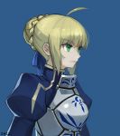  ahoge artoria_pendragon_(all) bangs blonde_hair blue_background blue_ribbon braid breastplate closed_mouth eyebrows_visible_through_hair fate/stay_night fate_(series) french_braid green_eyes hair_bun hair_ribbon juliet_sleeves long_sleeves ohil_(ohil822) puffy_sleeves ribbon saber short_hair solo turtleneck upper_body 