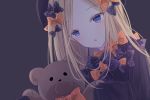  abigail_williams_(fate/grand_order) bangs black_bow black_dress black_hat blonde_hair blue_eyes blush bow commentary_request dress eyebrows_visible_through_hair fate/grand_order fate_(series) forehead grey_background hair_bow hat head_tilt holding holding_stuffed_animal lelsi long_hair long_sleeves looking_at_viewer orange_bow parted_bangs parted_lips polka_dot polka_dot_bow simple_background sleeves_past_fingers sleeves_past_wrists solo stuffed_animal stuffed_toy teddy_bear upper_body very_long_hair 