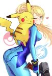  ass blonde_hair blue_eyes blush bodysuit bracelet breasts cheek-to-cheek closed_mouth commentary gen_1_pokemon gun heart highres impossible_bodysuit impossible_clothes ippers jewelry long_hair looking_back medium_breasts metroid mole pikachu poke_ball pokemon ponytail samus_aran simple_background smile super_smash_bros. super_smash_bros._ultimate very_long_hair weapon white_background zero_suit 