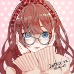  1girl artist_name bangs blue_eyes bow brown_hair dated hair_bow hands_on_own_face highres idolmaster idolmaster_cinderella_girls long_hair long_sleeves looking_at_viewer madarame_(mdrm89) pink_background plaid plaid_bow polka_dot polka_dot_background red_bow round_eyewear silver-framed_eyewear simple_background solo tan_sweater twitter_username white_polka_dots 