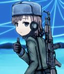  1girl alternate_costume bangs black_gloves blue_sky brown_hair commentary_request empty_eyes expressionless eyebrows_visible_through_hair gloves grey_eyes grey_hat grey_jacket gun hand_up hat headset jacket long_sleeves looking_at_viewer misaka_imouto outdoors rifle shirosato short_hair sky solo swept_bangs thumbs_up to_aru_majutsu_no_index upper_body weapon weapon_on_back 