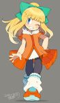  1girl alternate_costume android bangs blonde_hair blunt_bangs blush bow dated eyebrows_visible_through_hair full_body green_bow grey_background hair_bow hand_on_hip head_tilt high_ponytail iroyopon long_hair loose_socks one_eye_closed orange_footwear ponytail rockman rockman_(classic) roll signature simple_background smile teeth 