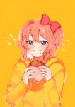  1girl artist_name bangs blue_eyes bow commentary doki_doki_literature_club english_commentary eyebrows_visible_through_hair food food_on_face grin hair_between_eyes hair_bow hamburger heart heart-shaped_pupils highres hood hood_down long_sleeves looking_at_viewer one_side_up outline pink_hair red_bow savi_(byakushimc) sayori_(doki_doki_literature_club) short_hair simple_background smile solo sparkle symbol-shaped_pupils upper_body white_outline yellow_background yellow_hoodie 