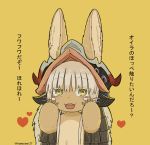  1other ambiguous_gender animal_ears artist_name eyebrows_visible_through_hair furry heart highres kawasemi27 looking_at_viewer made_in_abyss nanachi_(made_in_abyss) open_mouth short_hair simple_background smile tail teeth translation_request twitter_username upper_body white_hair yellow_background yellow_eyes 