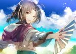  1boy ahoge black_hair fan haku_(utawareru_mono) holding holding_fan looking_at_viewer miyuki_ruria outdoors paper_fan ponytail smile solo utawareru_mono utawareru_mono:_futari_no_hakuoro utawareru_mono:_itsuwari_no_kamen 