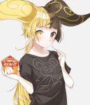  1girl amazakura bemani black_eyes black_hair blonde_hair blunt_bangs blush character_request eating fried_chicken heterochromia highres holding horns long_hair looking_at_viewer multicolored_hair print_shirt shirt short_sleeves slit_pupils solo split-color_hair t-shirt toothpick two-tone_hair upper_body very_long_hair yellow_eyes 