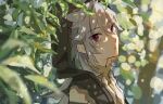  1boy bishounen bone_necklace from_side genshin_impact grey_hair highres hood hoodie long_hair looking_at_viewer male_focus razor_(genshin_impact) red_eyes solo tourou_7 tree tree_shade upper_body 