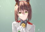  1girl animal_ears ascot black_bow black_bowtie bow bowtie brown_hair closed_mouth clover_hair_ornament commentary_request fine_motion_(umamusume) green_eyes hair_between_eyes hair_ornament hair_ribbon highres horse_ears horse_girl jacket looking_at_viewer luft9999 multicolored_hair portrait red_ribbon ribbon short_hair smile solo streaked_hair umamusume white_ascot white_hair white_jacket 