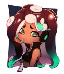 1girl \n/ artist_name black_hair black_shirt blurry blurry_background cephalopod_eyes commentary coula_cat crop_top cropped_torso dark_skin fingerless_gloves gloves gradient_hair green_eyes green_hair hand_on_own_face headphones iida_(splatoon) light_smile lips long_hair looking_at_viewer makeup mascara mole mole_under_mouth multicolored multicolored_hair multicolored_skin octarian outside_border parted_lips pink_pupils pointy_ears shirt signature sleeveless sleeveless_shirt solo splatoon_(series) splatoon_2 suction_cups tentacle_hair upper_body zipper zipper_pull_tab 