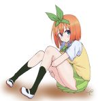  1girl bangs blue_eyes blush bow closed_mouth collared_shirt commentary_request eyebrows_visible_through_hair full_body go-toubun_no_hanayome green_bow green_legwear green_ribbon green_skirt hair_between_eyes hair_ribbon highres kneehighs knees_up kujou_karasuma leg_hug looking_at_viewer nakano_yotsuba orange_hair pleated_skirt ribbon shirt shoes short_sleeves sitting skirt solo sweater_vest uwabaki white_background white_footwear white_shirt 