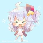  &gt;_&lt; 1girl :d ahoge azur_lane bangs bare_shoulders black_bow blue_background blush bow chibi closed_eyes detached_sleeves dress eyebrows_visible_through_hair facing_viewer full_body hair_ornament kneehighs kouu_hiyoyo long_hair long_sleeves no_shoes one_side_up open_mouth silver_hair sleeves_past_wrists smile solo sparkle standing standing_on_one_leg strapless strapless_dress twitter_username universal_bullin_(azur_lane) very_long_hair white_dress white_legwear white_sleeves xd 