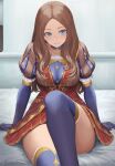  1girl blue_eyes blue_gloves breasts brown_hair fate/grand_order fate_(series) forehead gloves highres large_breasts leonardo_da_vinci_(fate) long_hair looking_at_viewer parted_bangs puff_and_slash_sleeves puffy_short_sleeves puffy_sleeves ranma_(kamenrideroz) short_sleeves smile solo thighhighs 