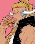  1boy blonde_hair braid burger curled_horns dark-skinned_male dark_skin eating food from_side high_ponytail highres horns jack_(one_piece) long_hair male_focus muscular muscular_male no_eyebrows one_piece pink_background ponytail sharp_teeth solo teeth torn_clothes torn_sleeves tsurime upper_body wodon_(neotidon) 