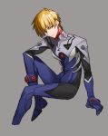  1boy blonde_hair blue_bodysuit blue_gloves bodysuit closed_mouth cosplay cropped_legs fate/stay_night fate_(series) gilgamesh gloves grey_background highres invisible_chair kmk looking_at_viewer male_focus nagisa_kaworu nagisa_kaworu_(cosplay) neon_genesis_evangelion plugsuit rebuild_of_evangelion red_eyes simple_background sitting solo 