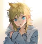  1boy backlighting blonde_hair blue_eyes blue_shirt blurry blurry_background commentary expressionless holding holding_towel kagamine_len light_blush looking_at_viewer male_focus naoko_(naonocoto) parted_lips shirt short_hair solo spiked_hair sunlight towel upper_body vocaloid water_drop wet wet_hair window 