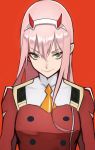  1girl 55level breasts darling_in_the_franxx eyeliner green_eyes hairband highres leaning_forward long_hair looking_at_viewer makeup medium_breasts necktie oni_horns orange_neckwear pink_hair red_background red_horns solo white_hairband zero_two_(darling_in_the_franxx) 