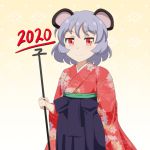  1girl 2020 alternate_costume animal_ears arm_up cato_(monocatienus) commentary_request cowboy_shot dowsing_rod eyebrows_visible_through_hair floral_print gradient gradient_background grey_hair hakama_skirt holding_rod japanese_clothes kimono mouse_ears nazrin new_year patterned_background red_eyes red_kimono short_hair smile solo standing touhou yellow_background 